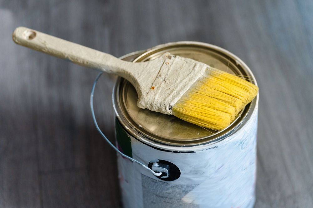 Pinceau posé sur un pot de peinture